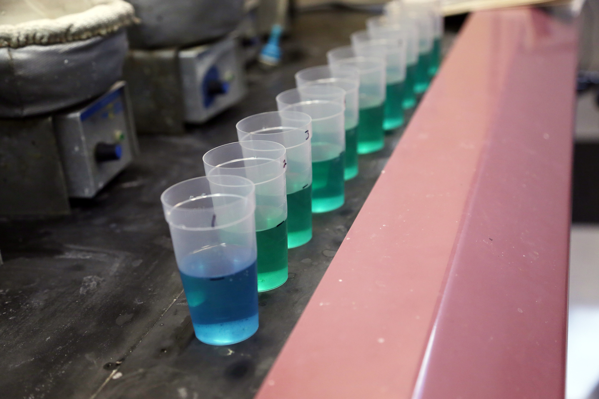 为什么紫外线能固化UV胶紫外线能固化UV胶是因为UV胶中含有特殊的化学物质称为光引发剂。当UV胶受到紫外线照射时光引发剂会吸收紫外线能量从而激发化学反应使UV胶分子间形成交联结构从而固化。这种固化方式称为光聚合固化具有固化速度快、固化效果好、无需加热等优点。因此紫外线能够有效固化UV胶。其他光可以吗比如红外线