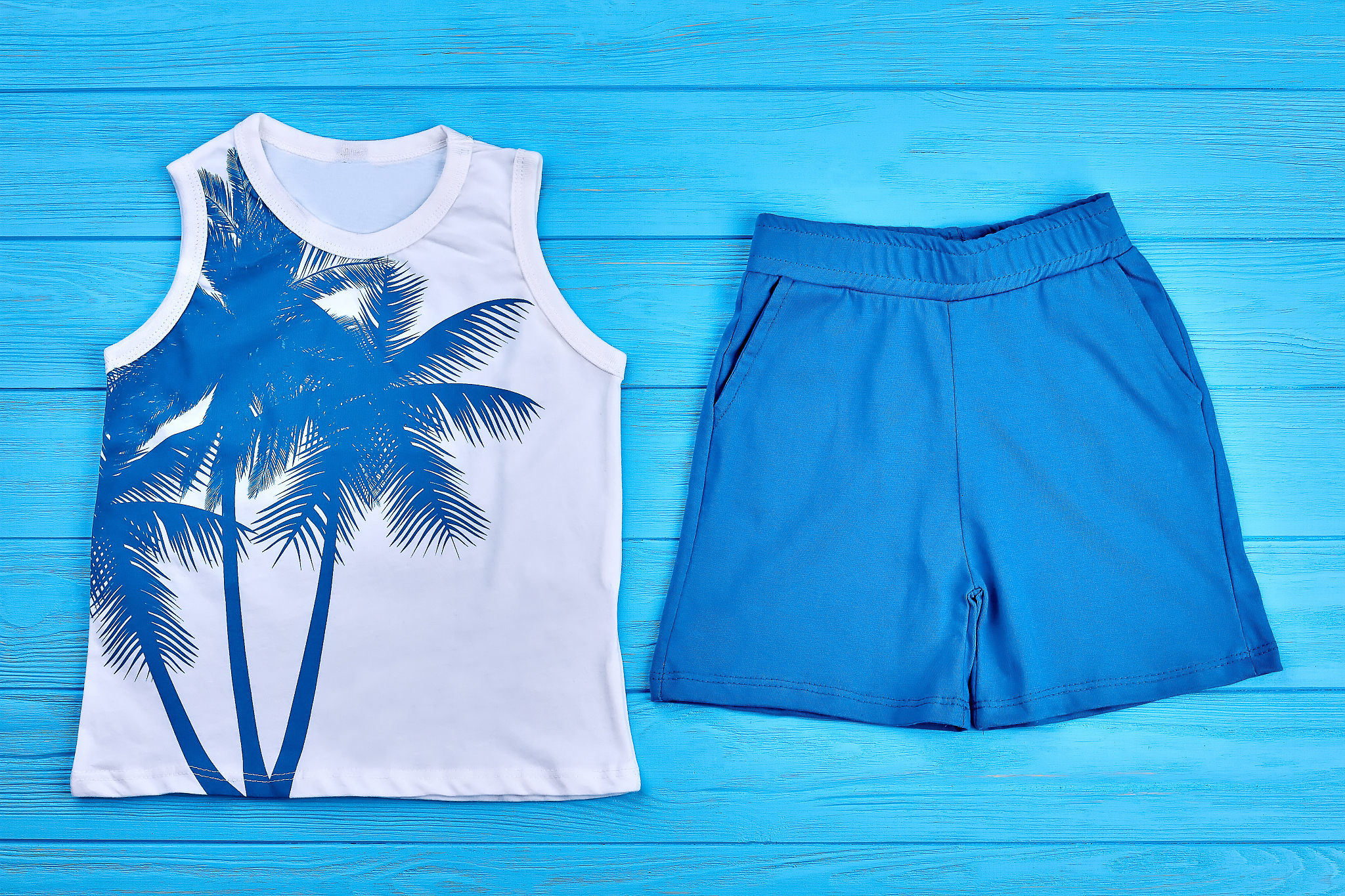 撰写一篇时尚穿搭美文气温节节攀升在如此燥热的天气里有谁能拒绝水孩儿休闲又透气的服饰呢不仅舒适好穿且透气散热对于好动的孩子来说正适合