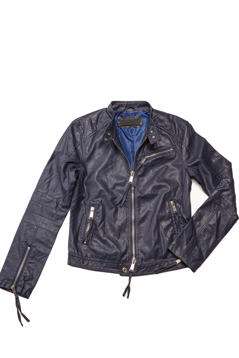 用美式英语写3条关于Mens Warm Fleece Skin Soft Outdoor Jacket Camouflage产品的正面评论。内容附带评论标题评论单词数量小于40个单词。