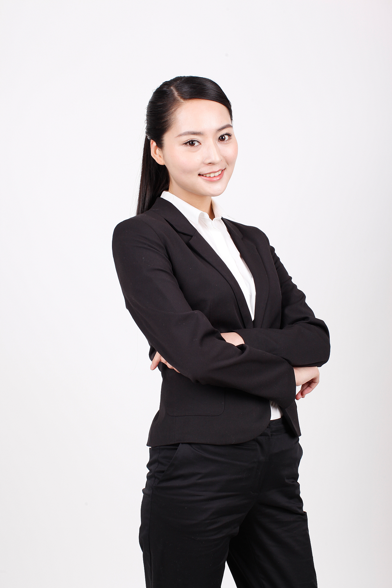 一个站立的青年商务女士