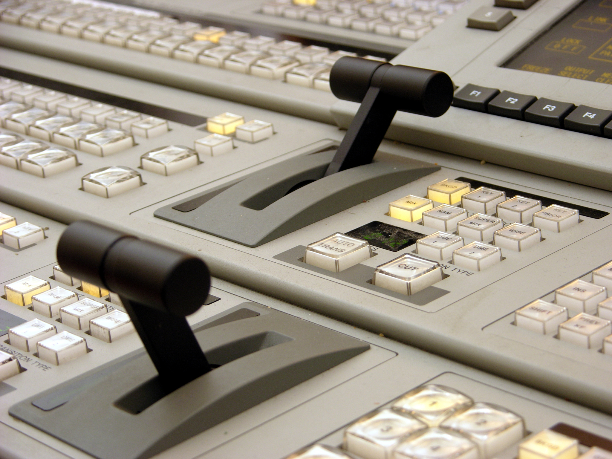 电路的缺陷是如果球未到达对方顶端位置对方击球球也返回。思考能否增加一个发球输入信号改进电路弥补此缺陷