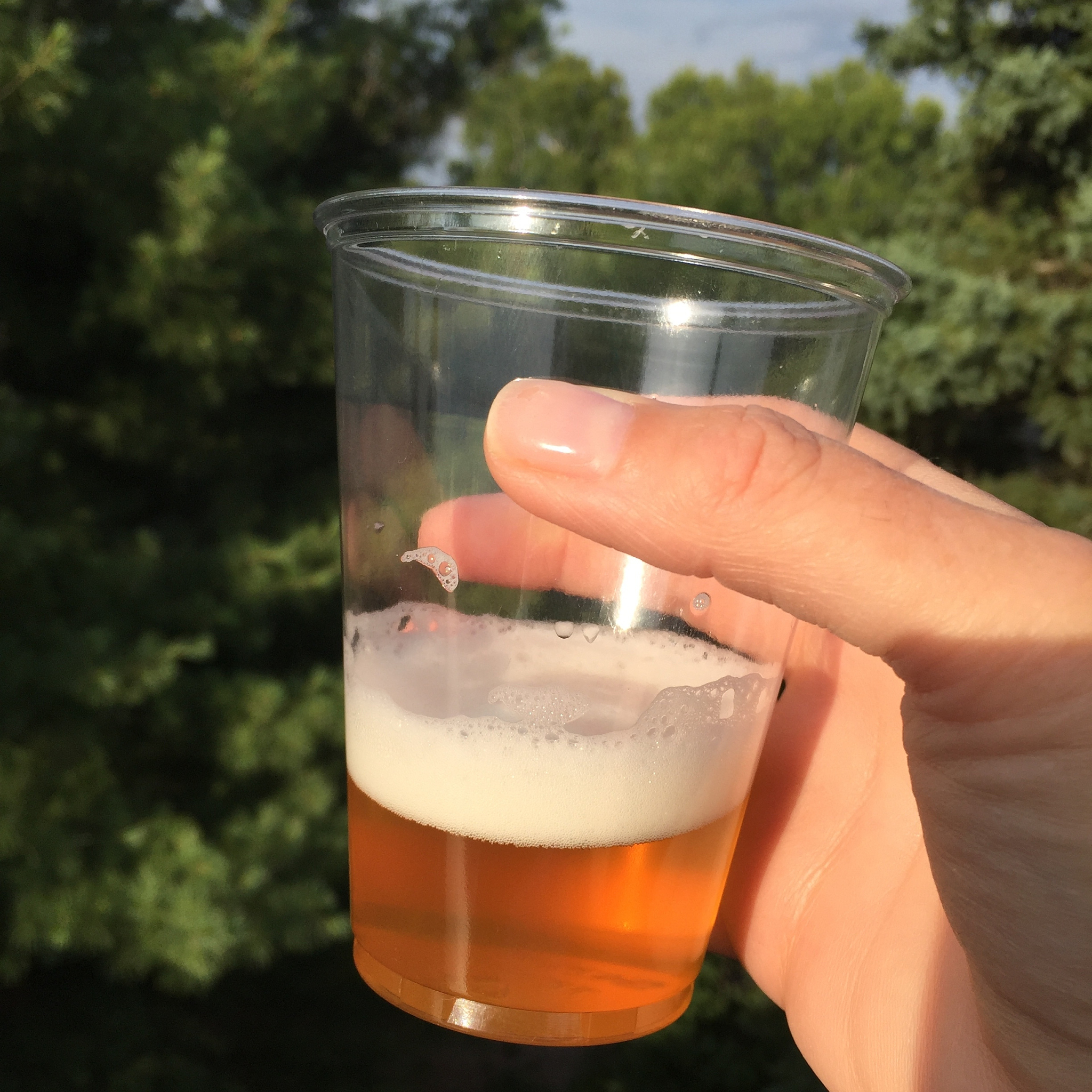 啤酒妙招！轻松恢复衣物颜色，步骤详细！