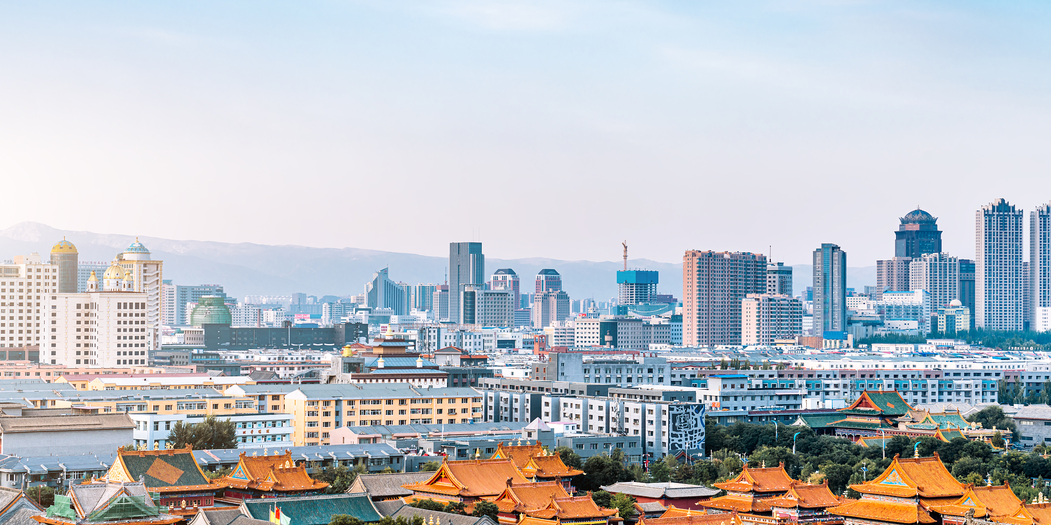 中国内蒙古呼和浩特大召寺和远处的高楼建筑远景