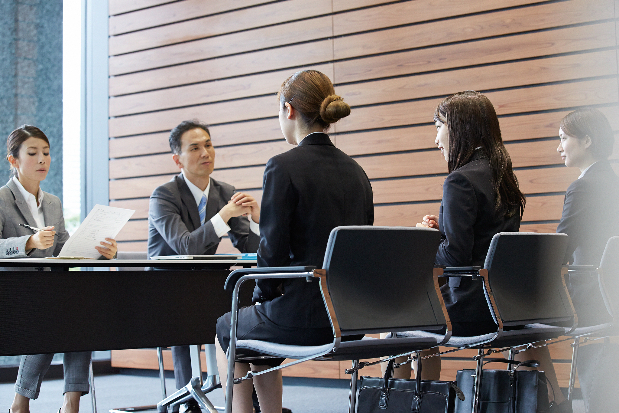 你作为一个面试官请出些半结构化题目和给出答案