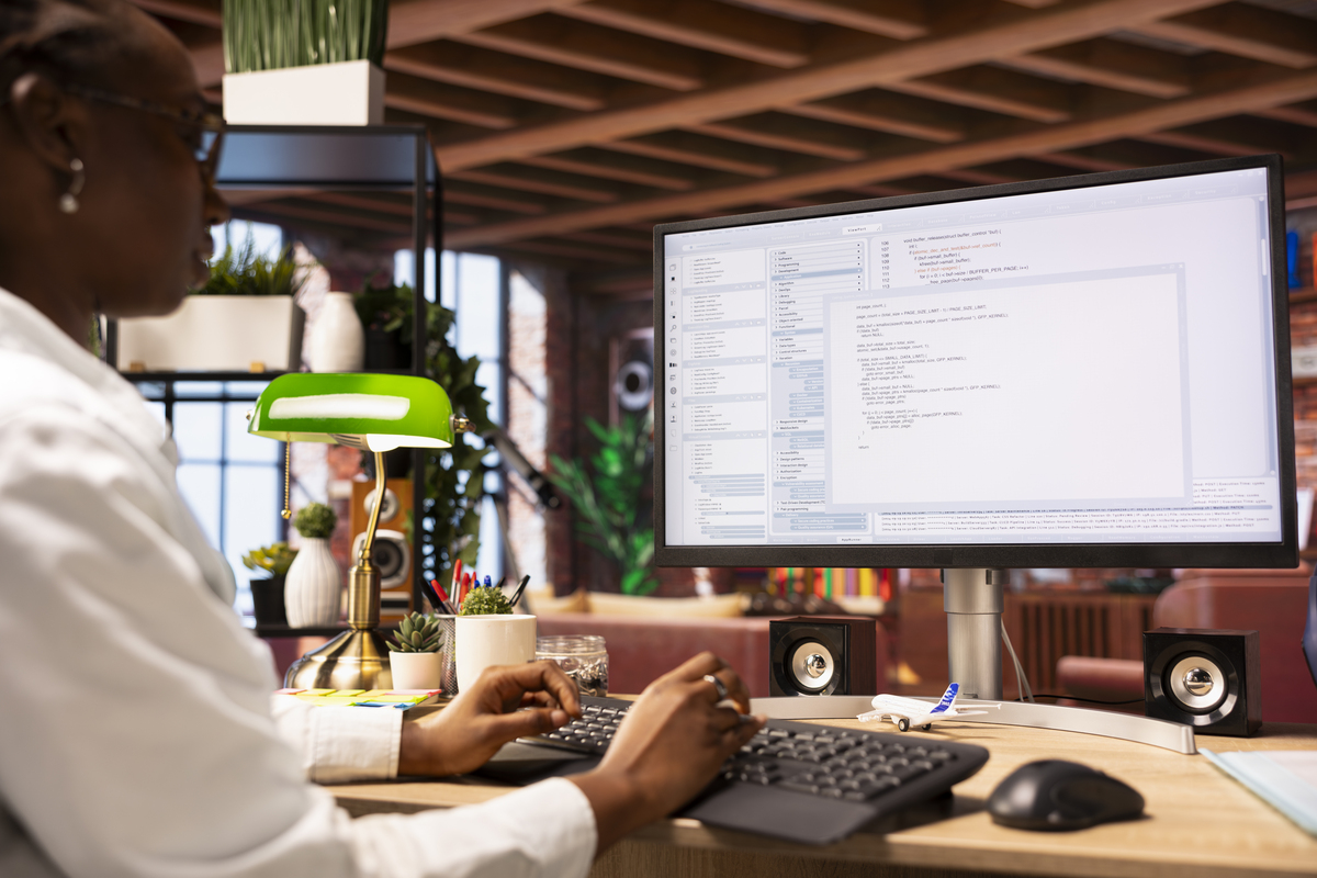 一名后端程序员现在需要你值班具体值班内容如下周末加班。要求整体内容的风格为：尽量装逼欠打一点