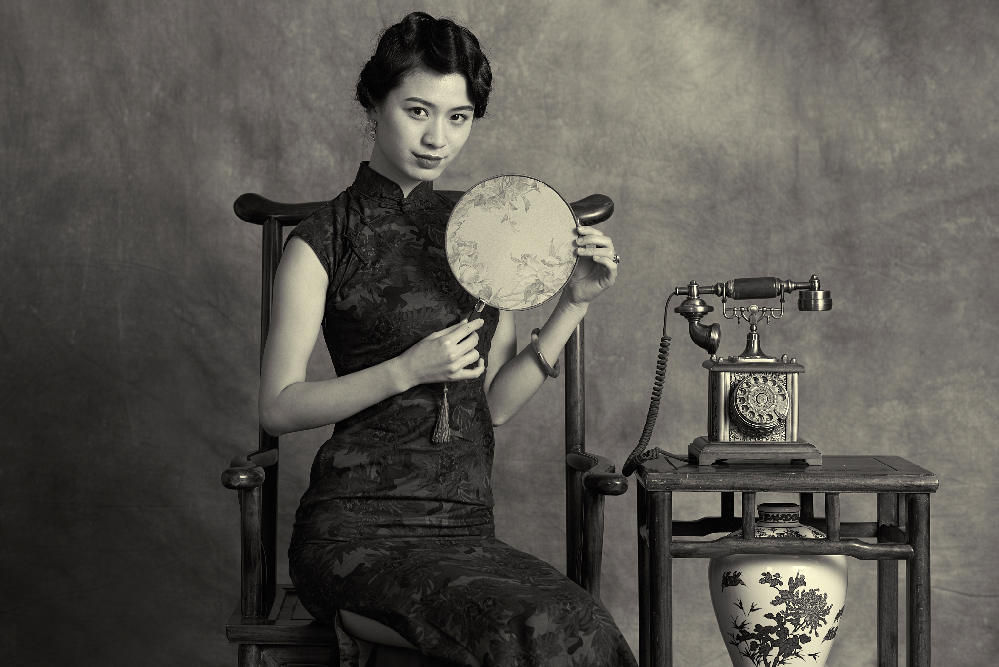 1508793720：说一下旗袍黑白写真的优点		旗袍黑白写真的优点有以下几点：1传统与现代相结合：旗袍作为中国传统服饰之一黑白写真可以将传统与现代相结合展现出独特的魅力。2简约大方：黑白写真的色调简约大方不会让人感到过于花哨更能突出旗袍的线条美。3凸显气质：旗袍的设计注重线条和曲线的优美黑白写真可以更好地凸显出模特的气质和优美的身姿。4适合多种场合：旗袍黑白写真适合多种场合如婚纱摄影、艺术照、个