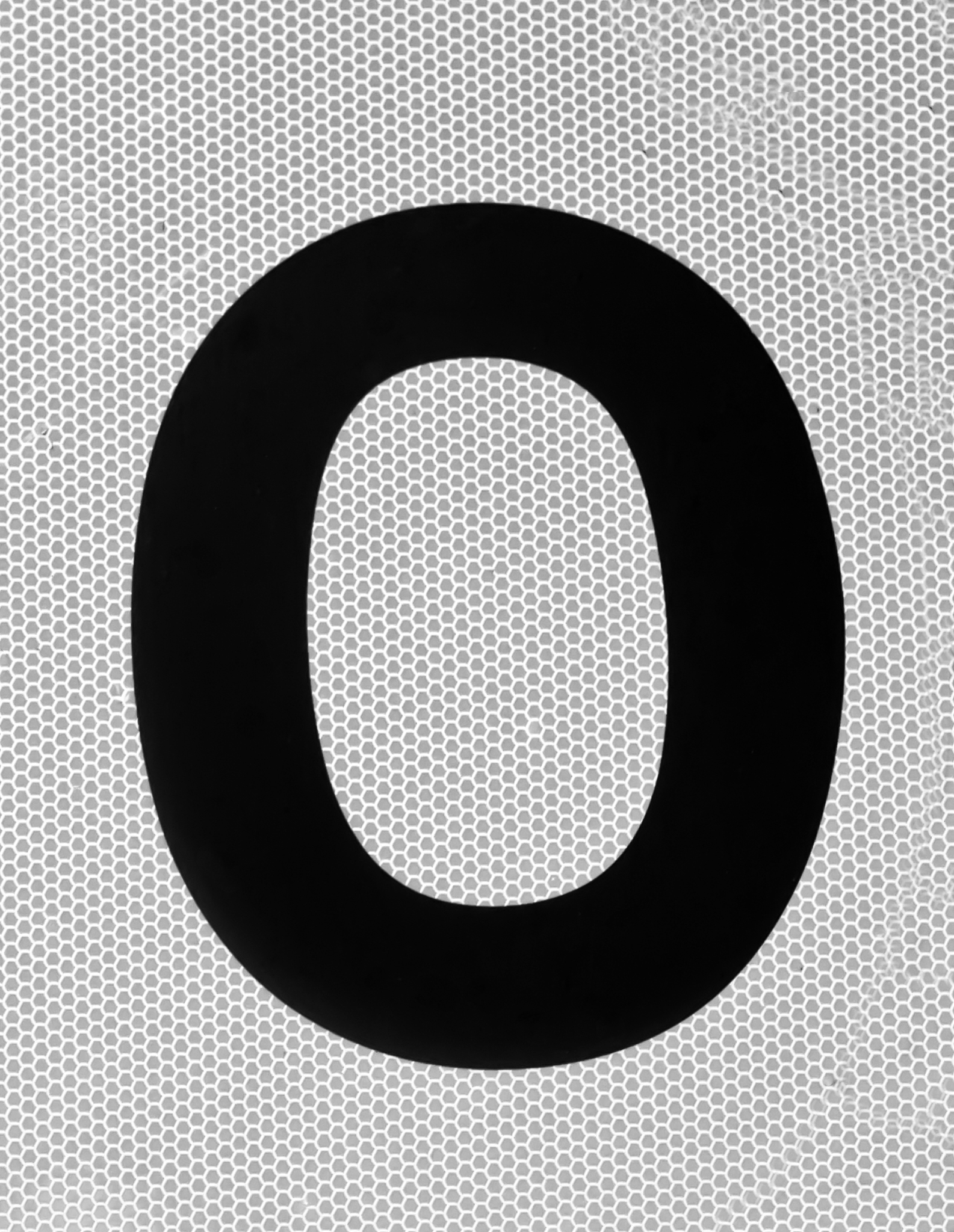 0 中间的斜杠是数字 0 还是字母 O？