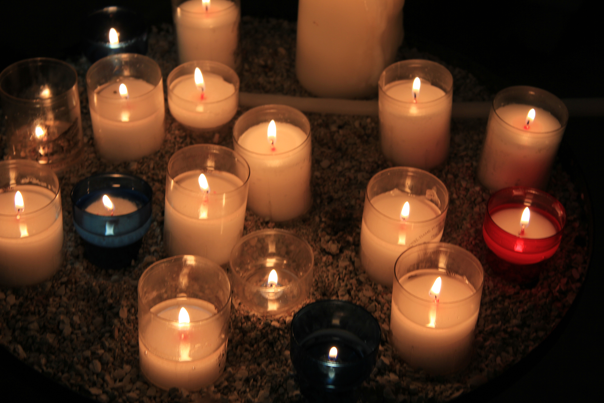 为什么实验中有同学用一张白纸挡在玻璃板和像之间？还能在蜡烛a侧观察到蜡烛的像