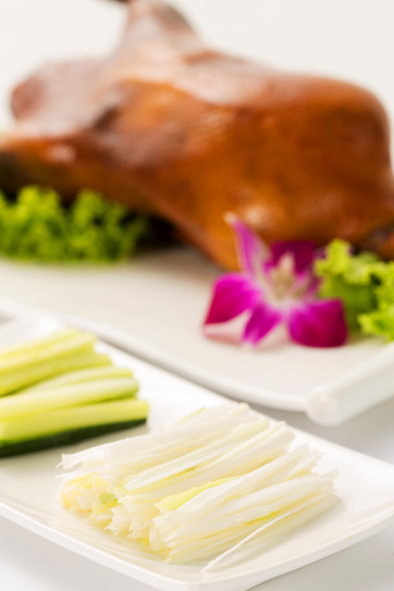 北京烤鸭正确卷法200字左右详细描述一下