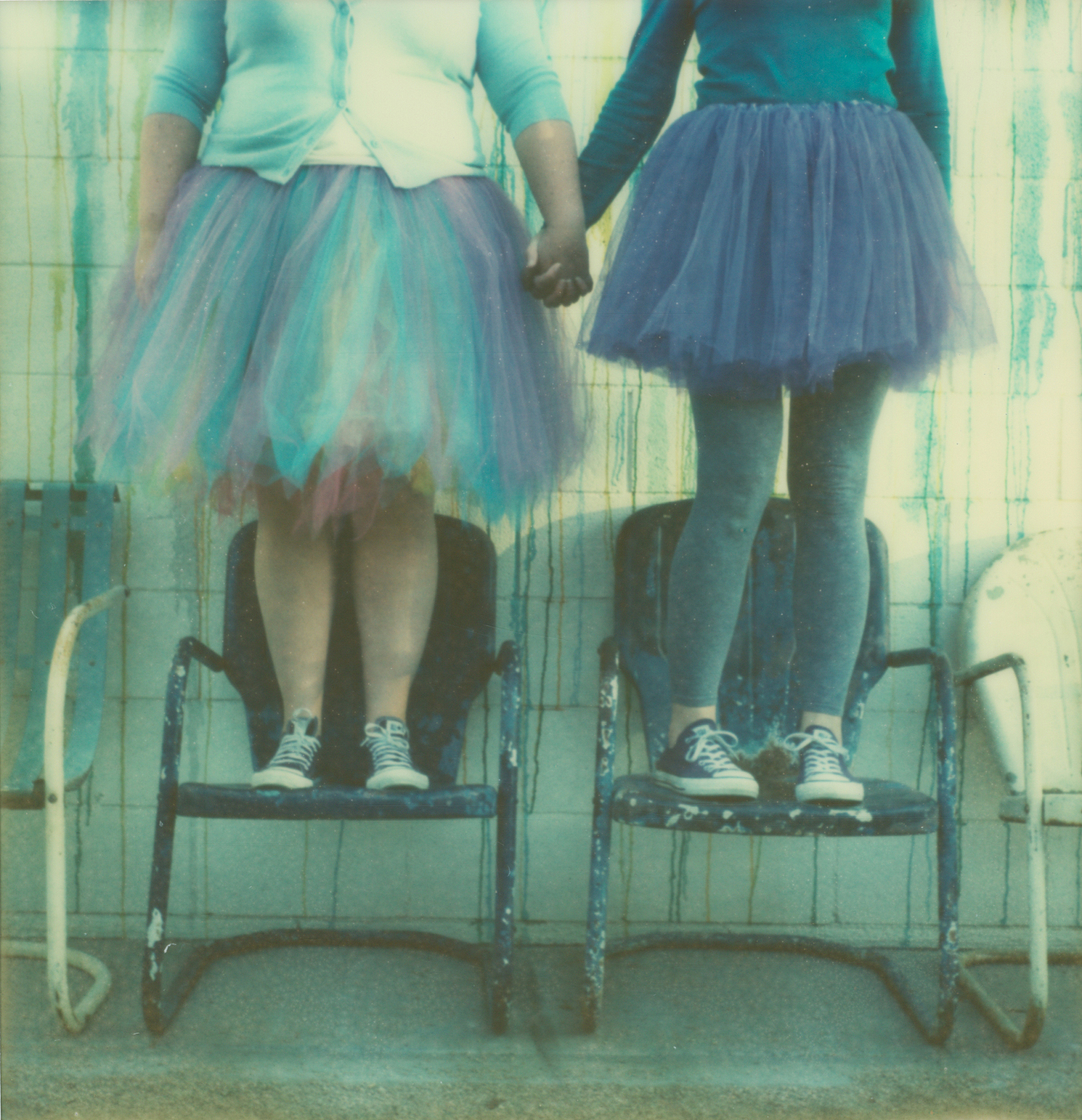 用英文写这篇论文的从《老友记》和《爱情公寓》中看中美幽默的表达差异分的部分段落尽量长一点严谨一点这部分标题如下31 Friends老友记311 Relationships and Romance312 Self-Deprecation and Awkwardness313 Friendship and Loyalty32 Love Apartment爱情公寓321 Workplace Cultur