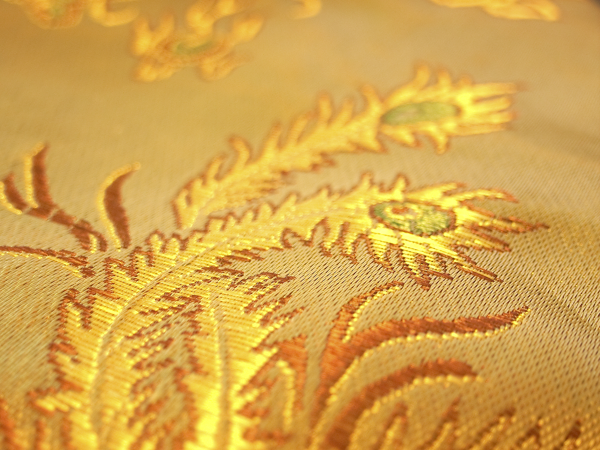 钉金绣的特点：传统绣艺的精细与华美