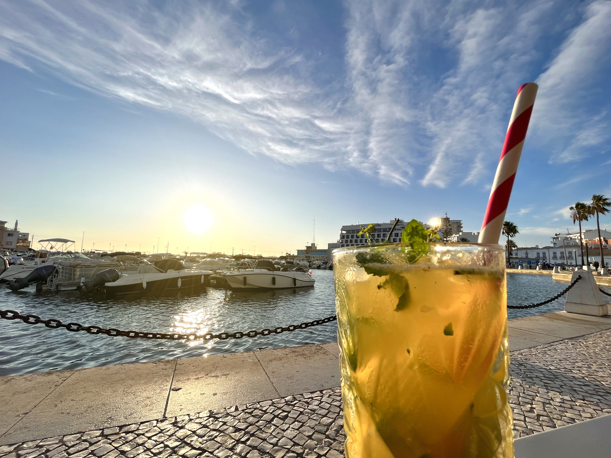 翻译：珠美海棠和八棱海棠都具有较好的耐盐碱能力是选育抗盐碱砧木的优良亲本。平邑甜茶具有无融合生殖特性有重要的选育价值。青岛市农业科学院和山东农业大学以平邑甜茶为亲本合作选育出了具有无融合生殖特性的青砧系列砧木栽培表现较好。在扦插生根性方面平邑甜茶的扦插生根能力一般在适宜条件下生根率可以达到40八棱海棠可以达到50而珠美海棠则缺少相关研究对其扦插生根能力尚不明确。