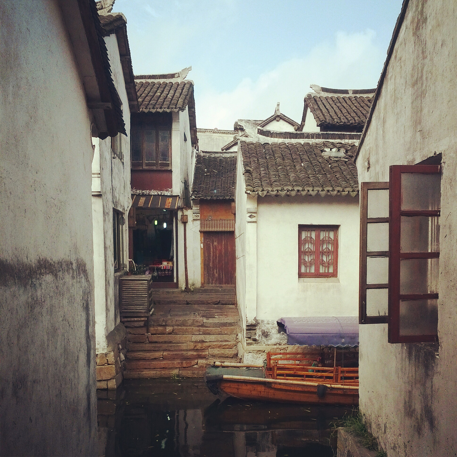 小说就是回忆造就了高邮小城故事造就了汪曾祺建立在回忆基础上的高邮故事已不再是单纯的审美回忆而是饱含着汪曾祺对故乡高邮深深眷恋和深厚感情的回忆。在回忆的基础上高邮故事 不再只是一种审美回忆而是充满了汪曾祺对家乡高邮的深情厚谊。用中文学术性语言强力改写