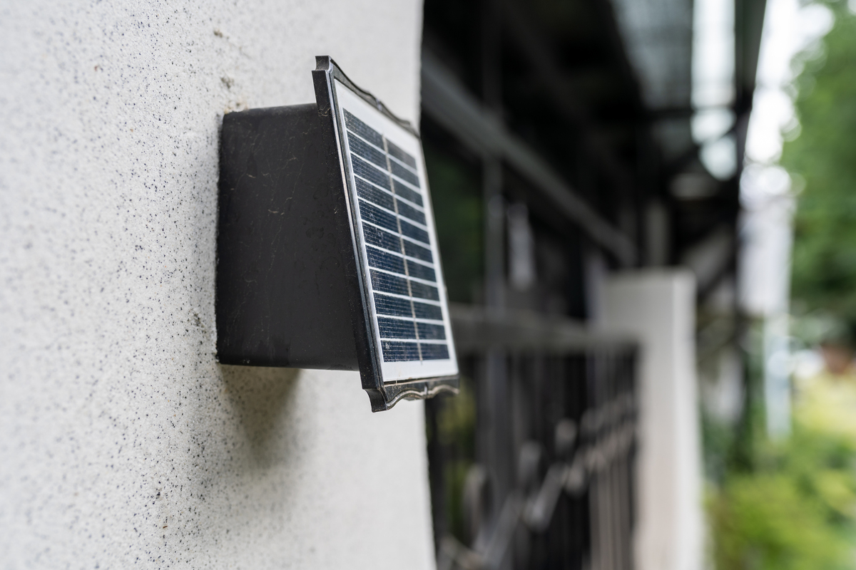 新品促销太阳能壁灯节能超亮。限时829-91满一件减免15不要错过翻译英文