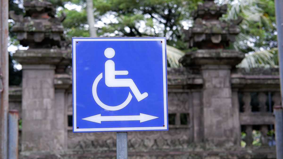 残疾人车位的必要性：保障平等与便利