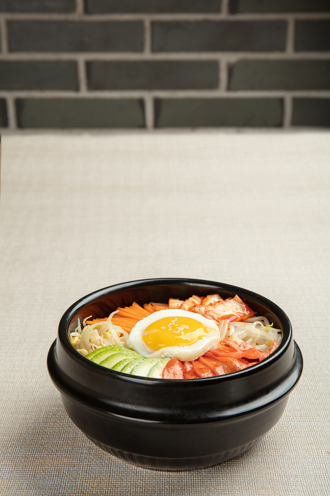 韩国料理泡菜猪肉石锅拌饭