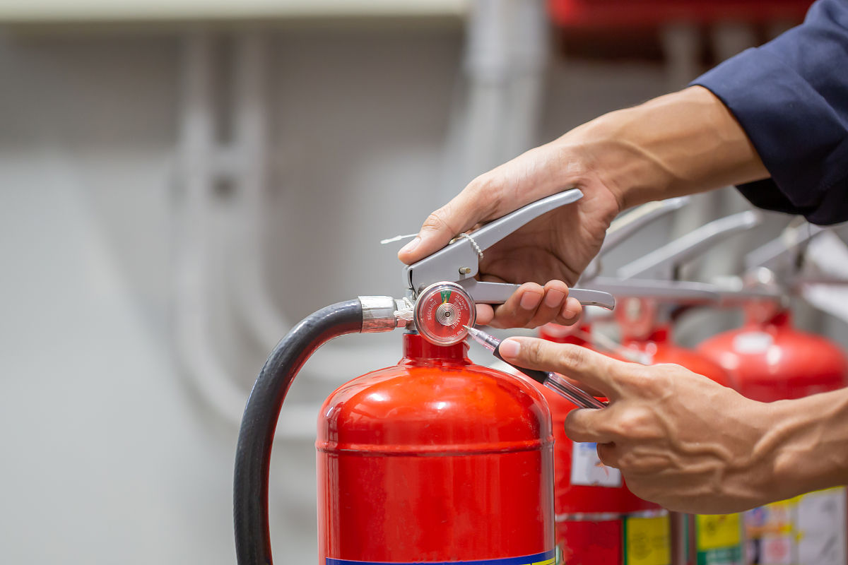 翻译
 Fire extinguishers undergo documented inspections monthly and appear to be maintained in good condition at any given time.