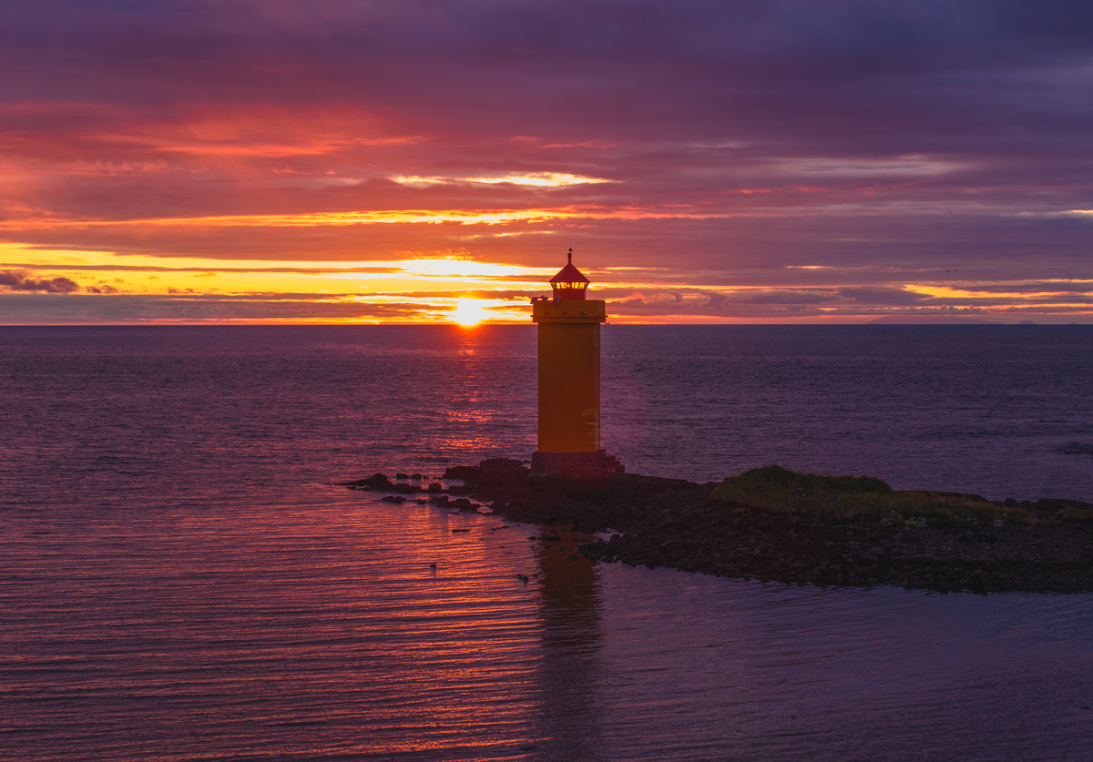 海滨礁石度假村：带您体验日出日落之美