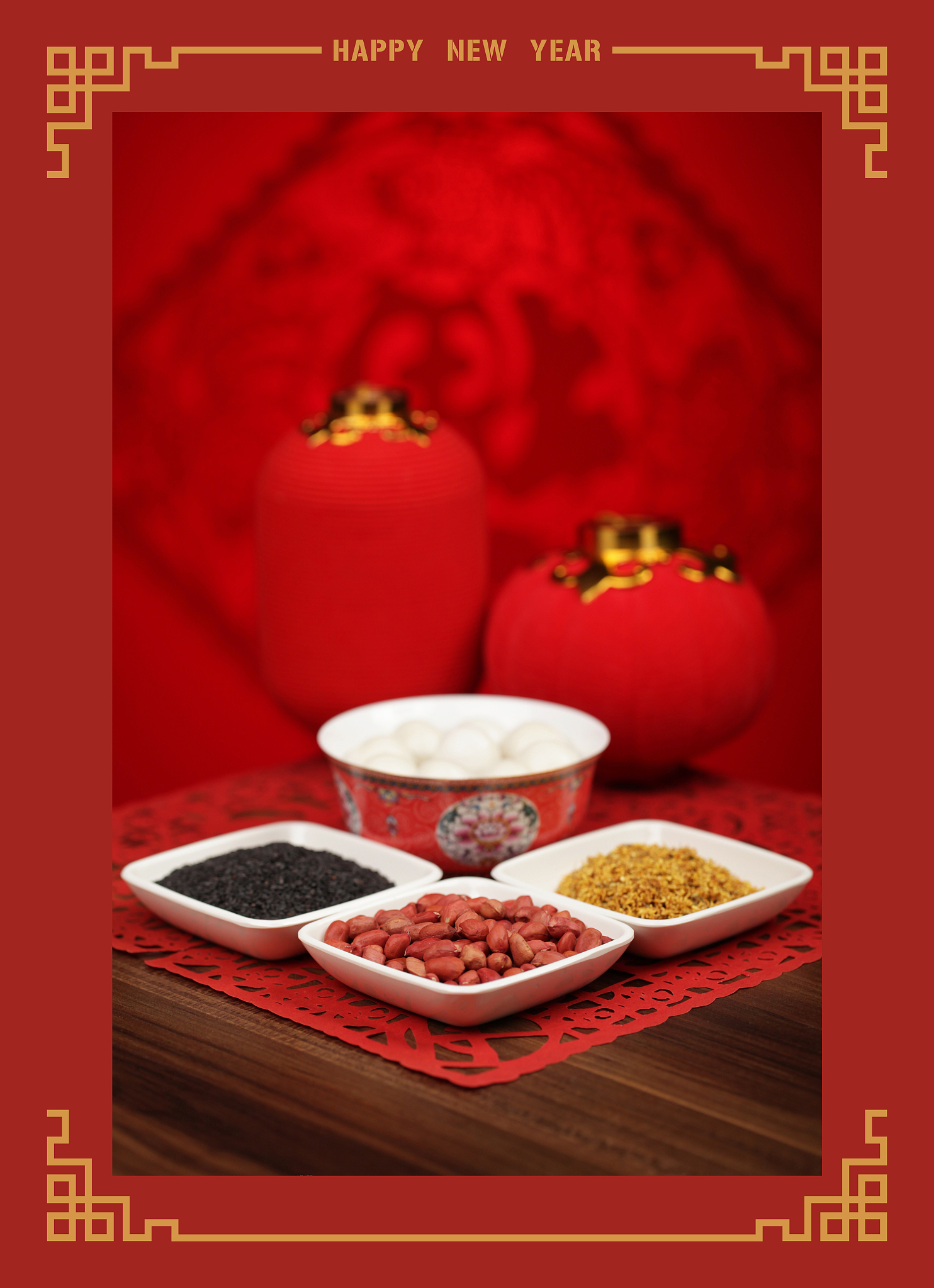 新年红色福字背景上的元宵节手工汤圆和制作食材