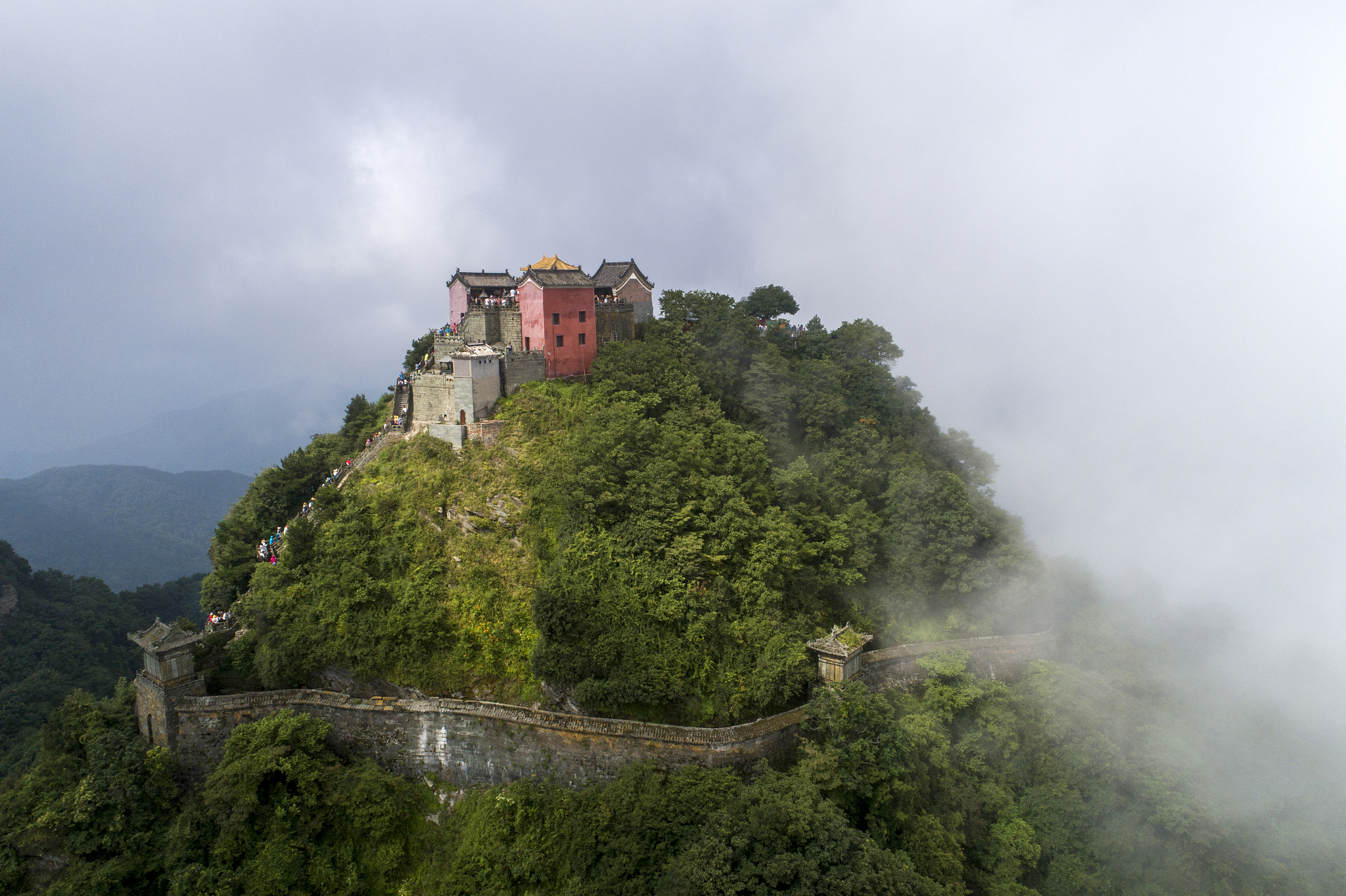 帮我编辑一条发朋友圈的文案描绘心情求保佑武当山金顶不要太极和气功