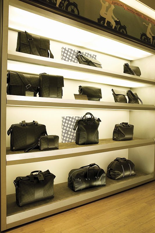 Furla 品牌介绍 - 意大利奢侈品牌，简约时尚，高品质皮革