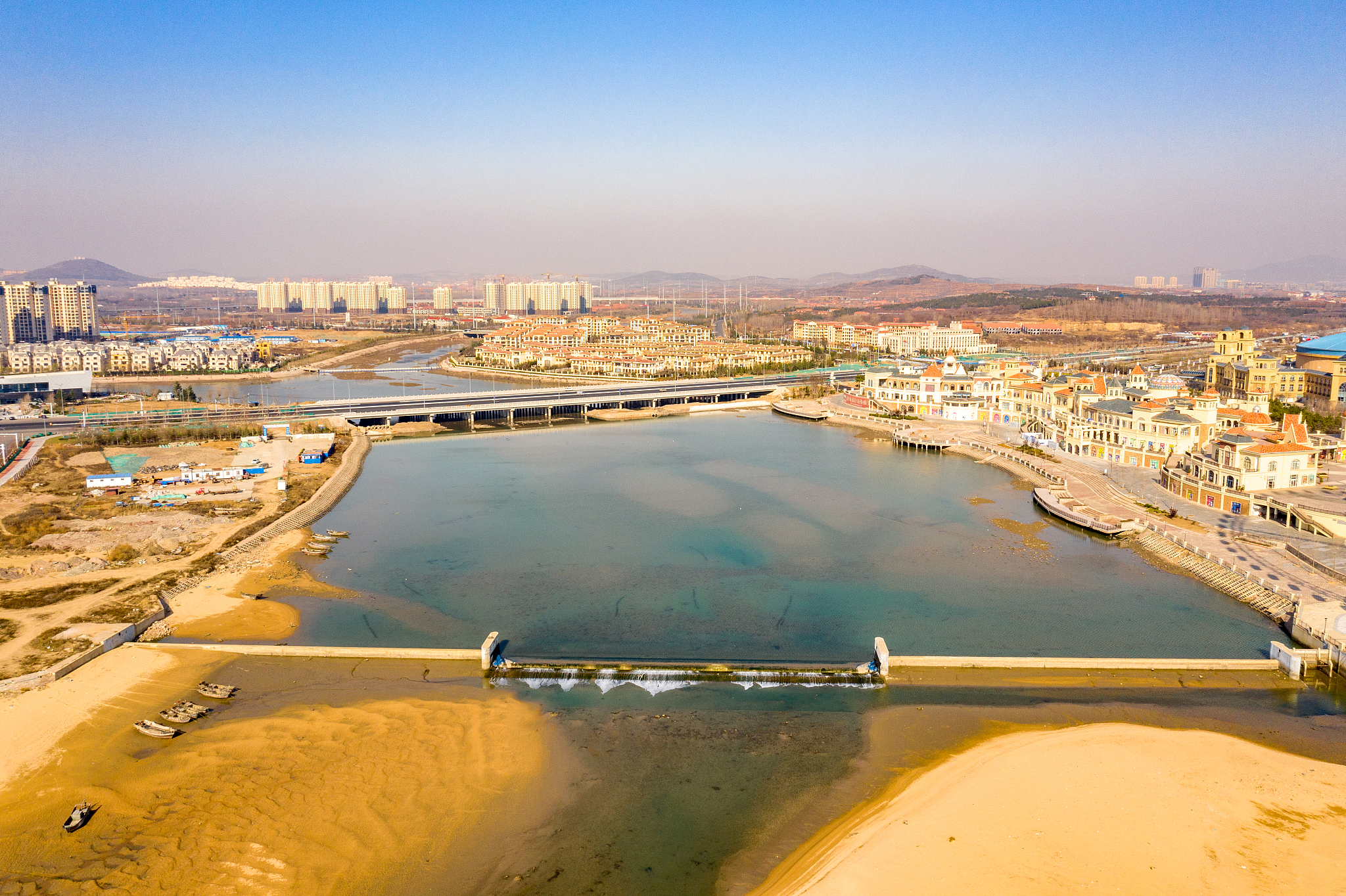 航拍水坝放水