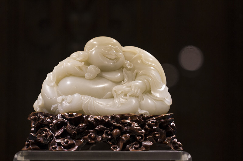 白玉弥勒佛雕刻形态