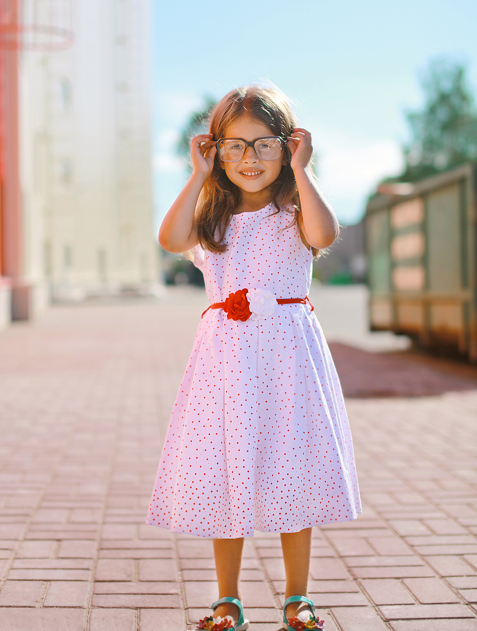 撰写一篇夏日穿搭美文关键词：裙子、户外活动、释放童趣元气感