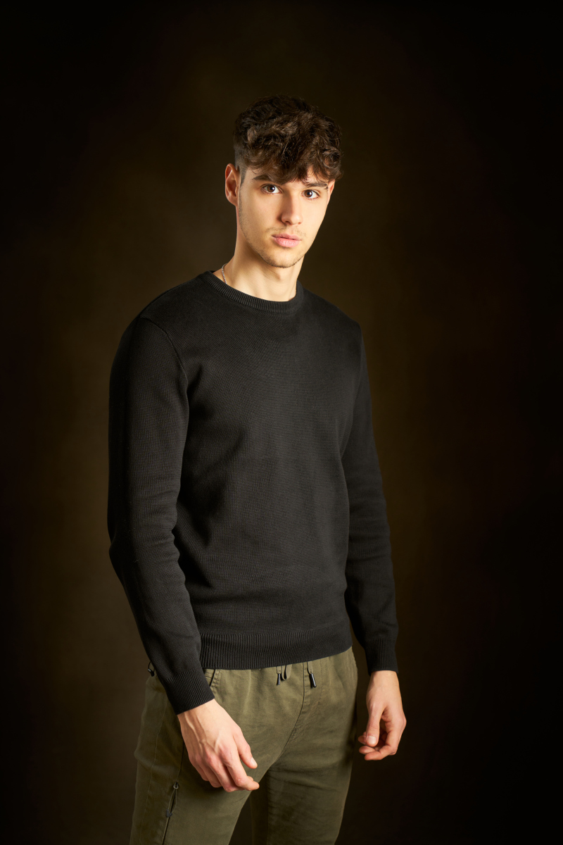 用美式英语写3条关于Mens Fashion And Winter Stitching Outdoor Sports Round Neck Sweatshirts Top产品的正面评论。内容附带评论标题评论单词数量小于40个单词。