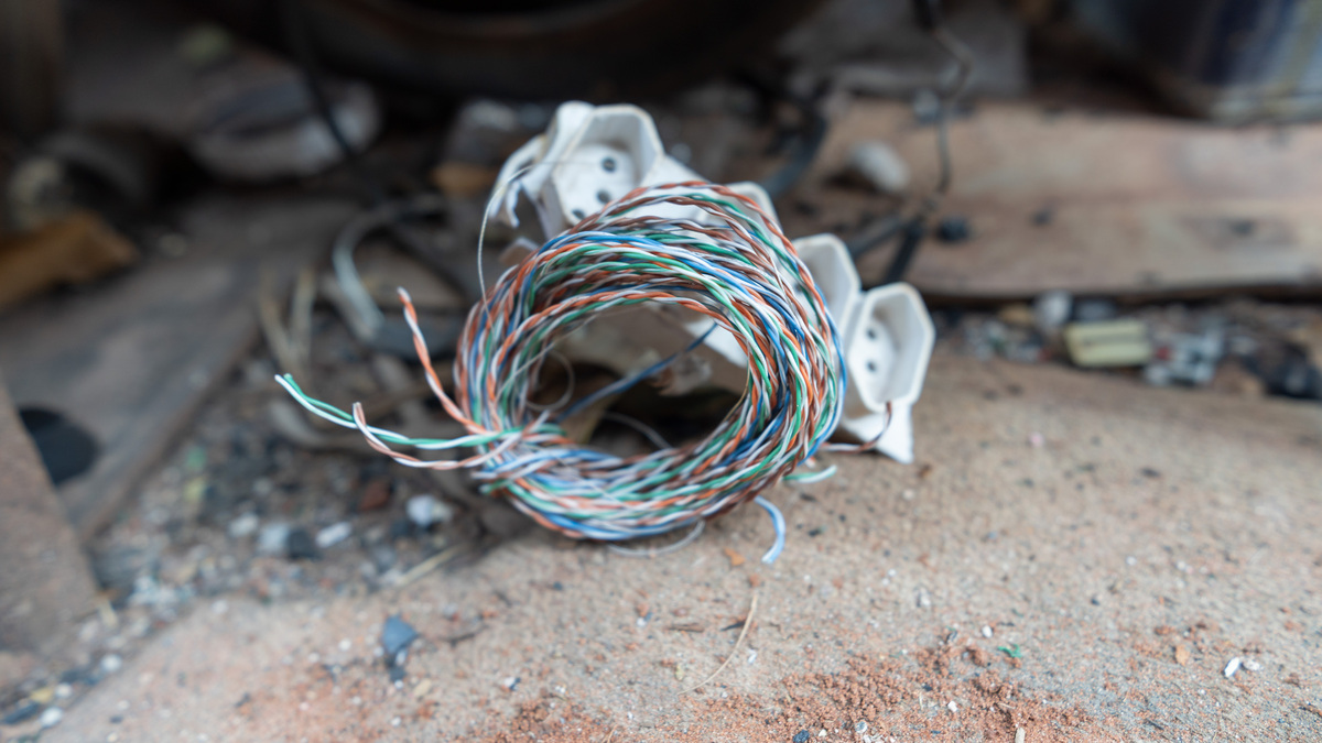 家里起火原因：电线过载或老化短路！