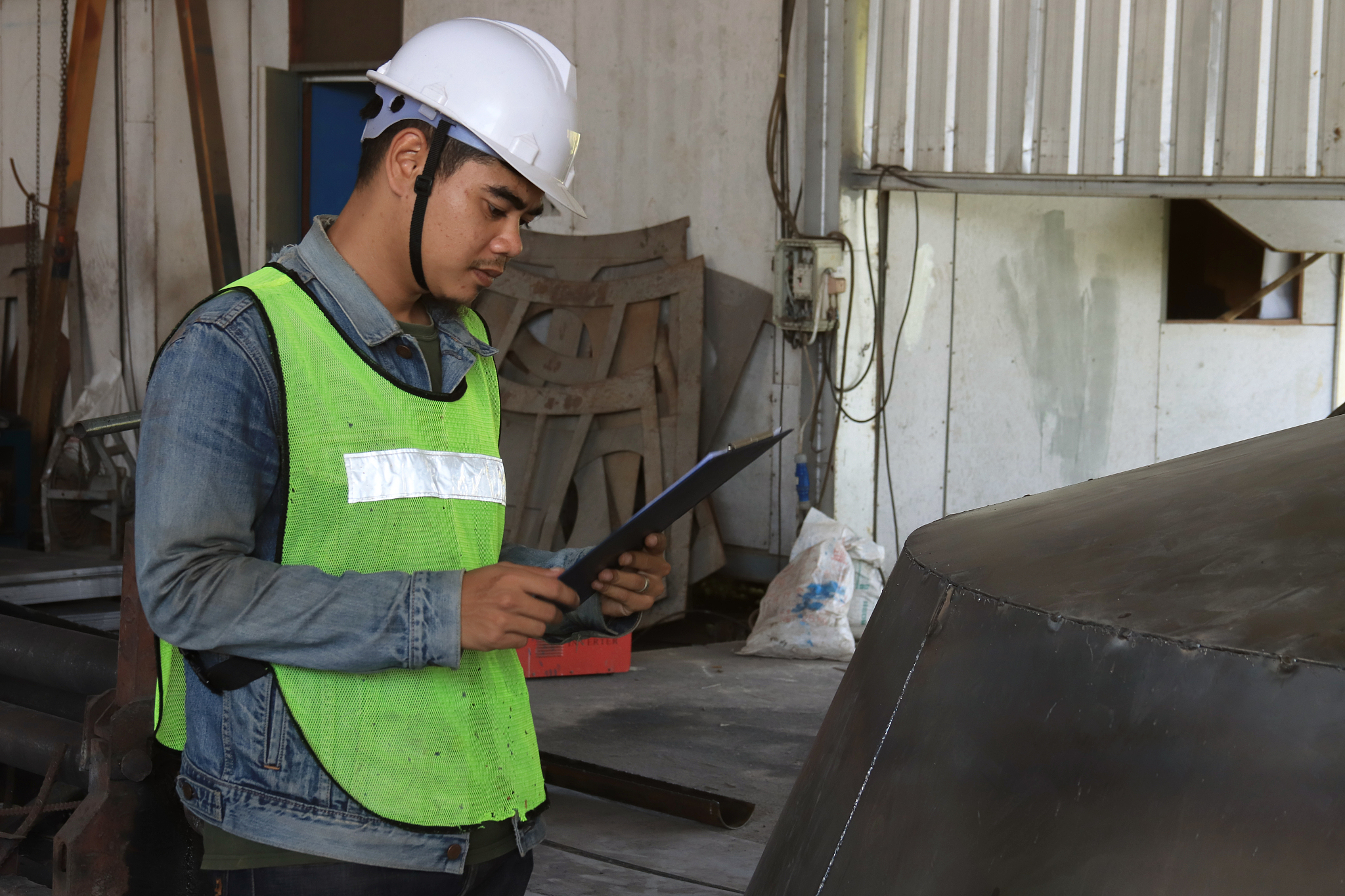 mechanic engineer holding a note in the champagne bucket factory