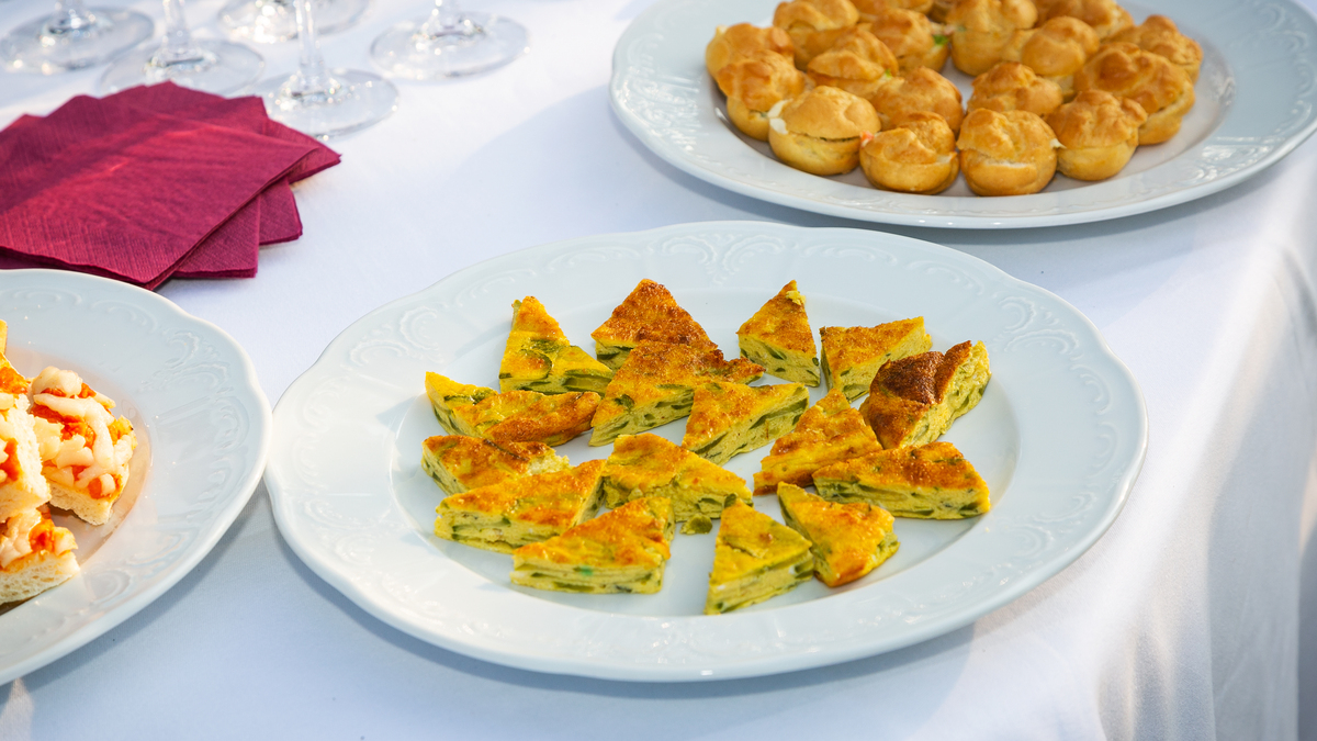 请根据以下模板写一份相似的文案描述更有画面感和诱惑力文字数量大致相同：酒店里88元一份的咸蛋黄焗南瓜很多人第一步就做错了首先南瓜切成粗粗的条一定要用开水焯烫30秒捞出碗中放入淀粉用我的小手拌匀使每一根南瓜都能裹上淀粉五成油温下锅炸炸至金黄酥脆捞出备用好吃的关键就是这个李子柒的蛋黄酱只需要两勺小火炒至冒泡泡倒入炸好的南瓜翻拌均匀就可以出锅啦