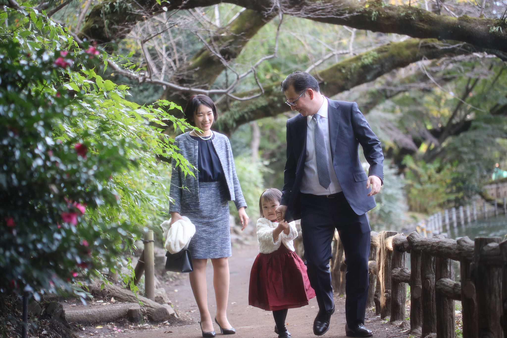 japanese parents with their daughter at shichi go san celebratio