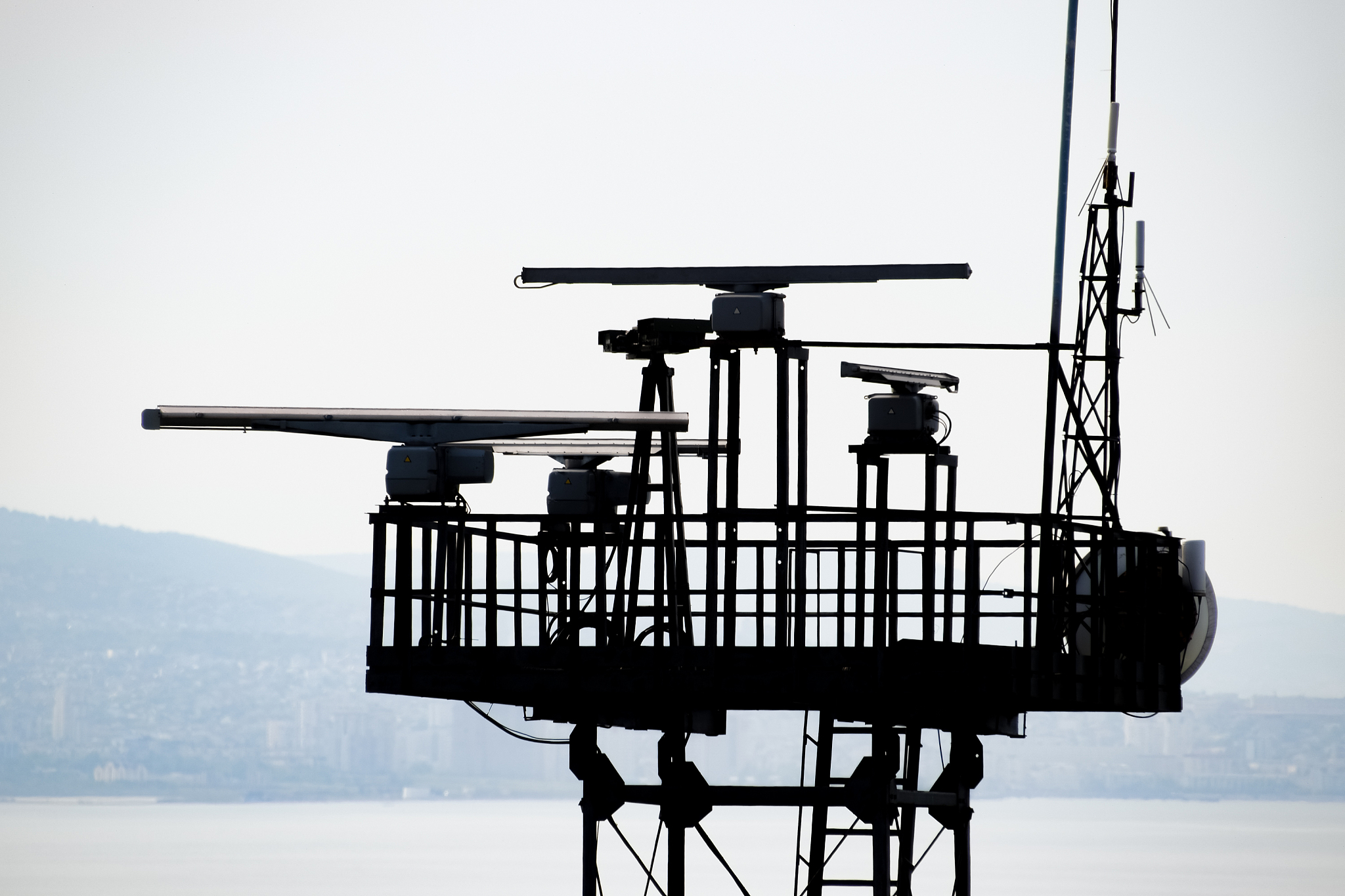 将以下内容翻译成简体中文：M a ri t i m e navigation a n d rad iocom m u n icat i o n e q u i p m e nt a n d syste m s T h i s seco n d ed ition cancels a n d 「e p l aces t h e fi rst ed ition p u b l i s h e d i n