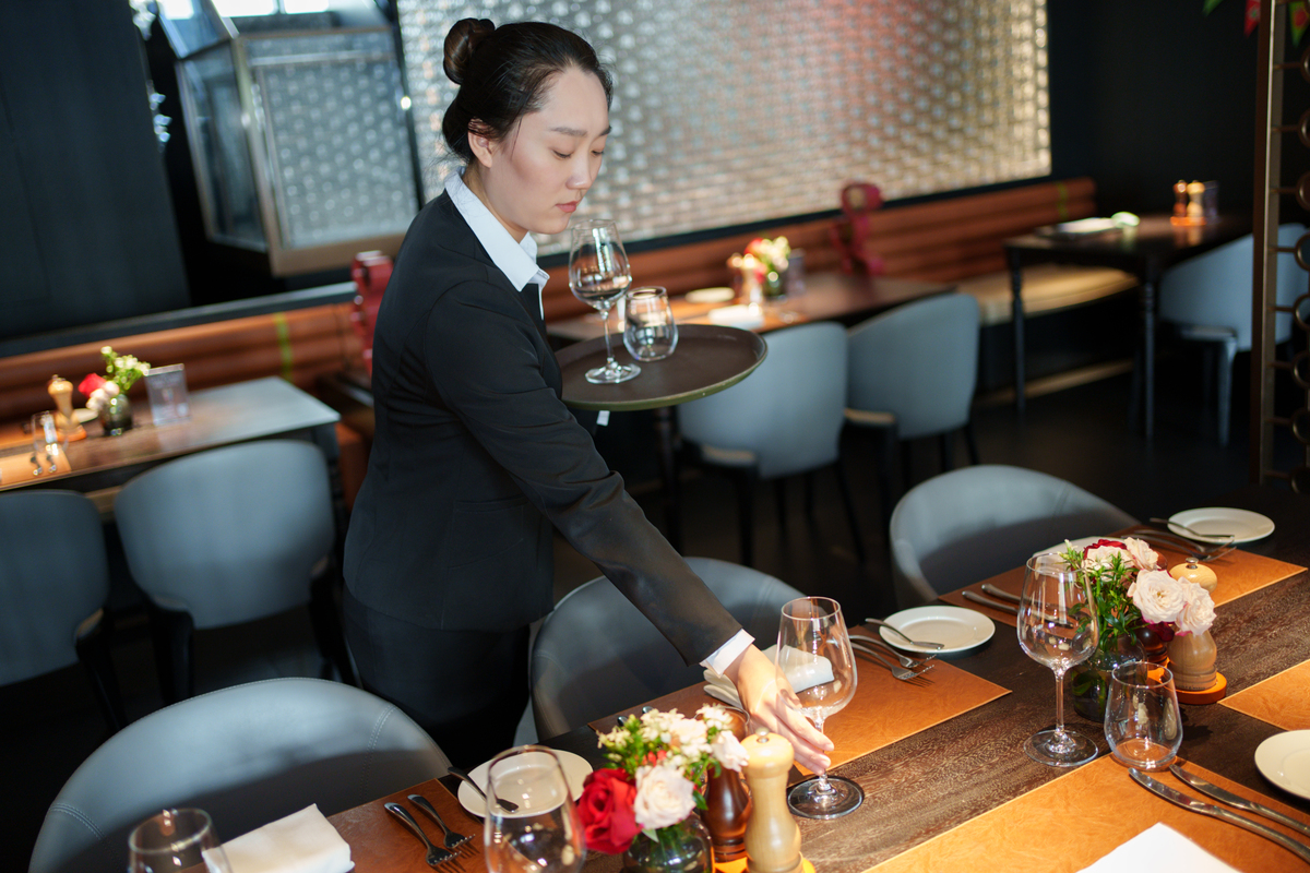 对客人对酒店前台小李服务很好描述一段500字事情