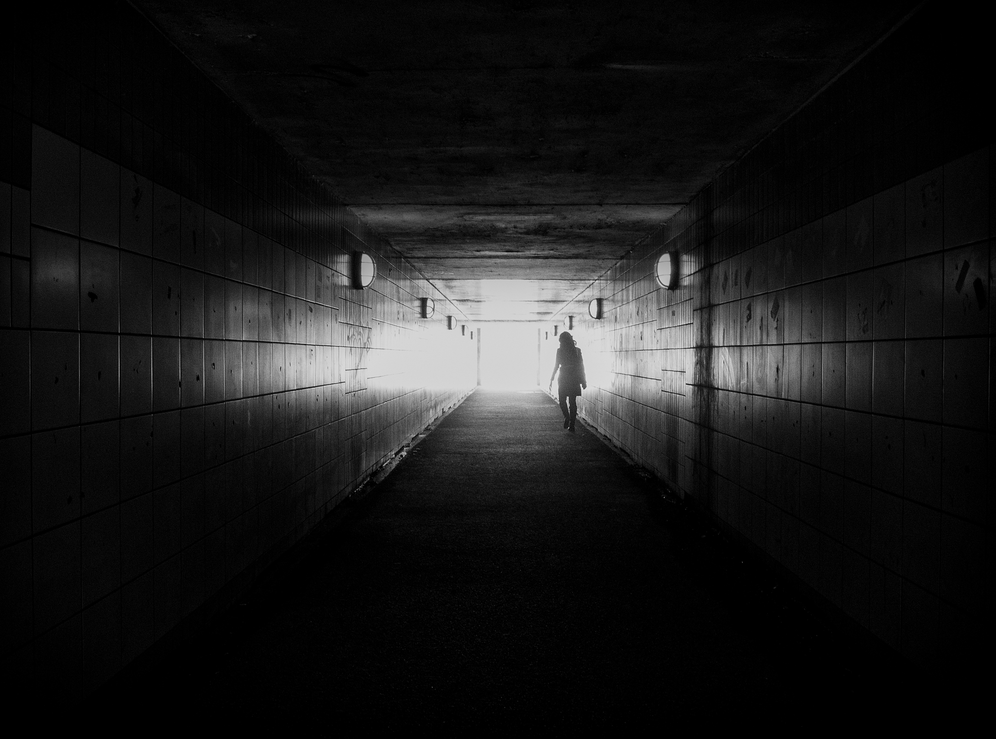 深夜独行：被黑影追赶的女子