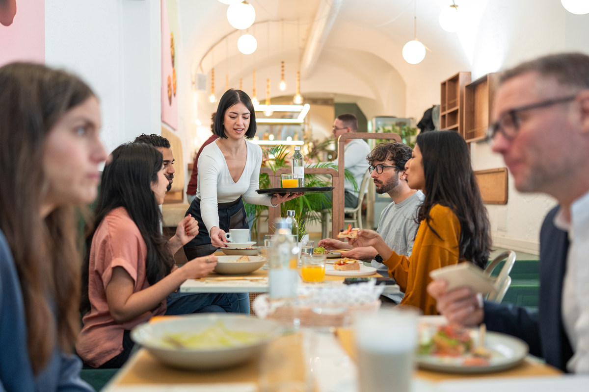 别人请吃饭要不要带礼物？礼仪指南和实用建议