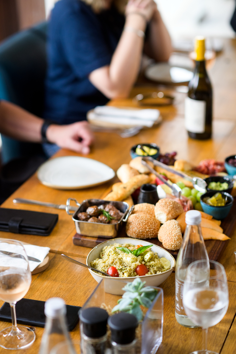 怎么快速问出女友想吃什么1 直接问：你现在想吃什么？2 提供几个选项让她选择：你想吃中餐还是西餐？意大利面还是披萨？3 询问她最近有没有想吃的食物或者是她的最爱：最近你想吃的菜是什么？你最喜欢的餐厅有什么好吃的？4 建议一起去尝试新餐厅或者新菜式：我们去试试那家新开的餐厅怎么样？或者尝试一下那个新菜式？5 询问她的口味偏好：你喜欢吃辣的还是清淡的？你喜欢吃甜点还是咸的小吃？6 了解她的饮食习惯：你