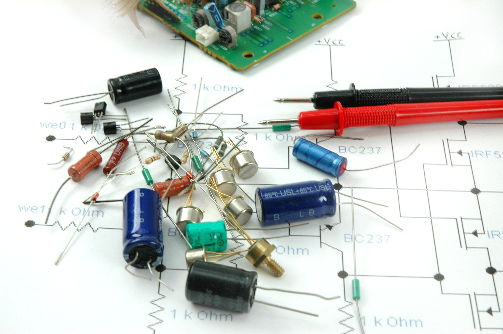 降重下面这段话：容性耦合元件是由一个并联电容Cm和两个串联电容-Cm组成