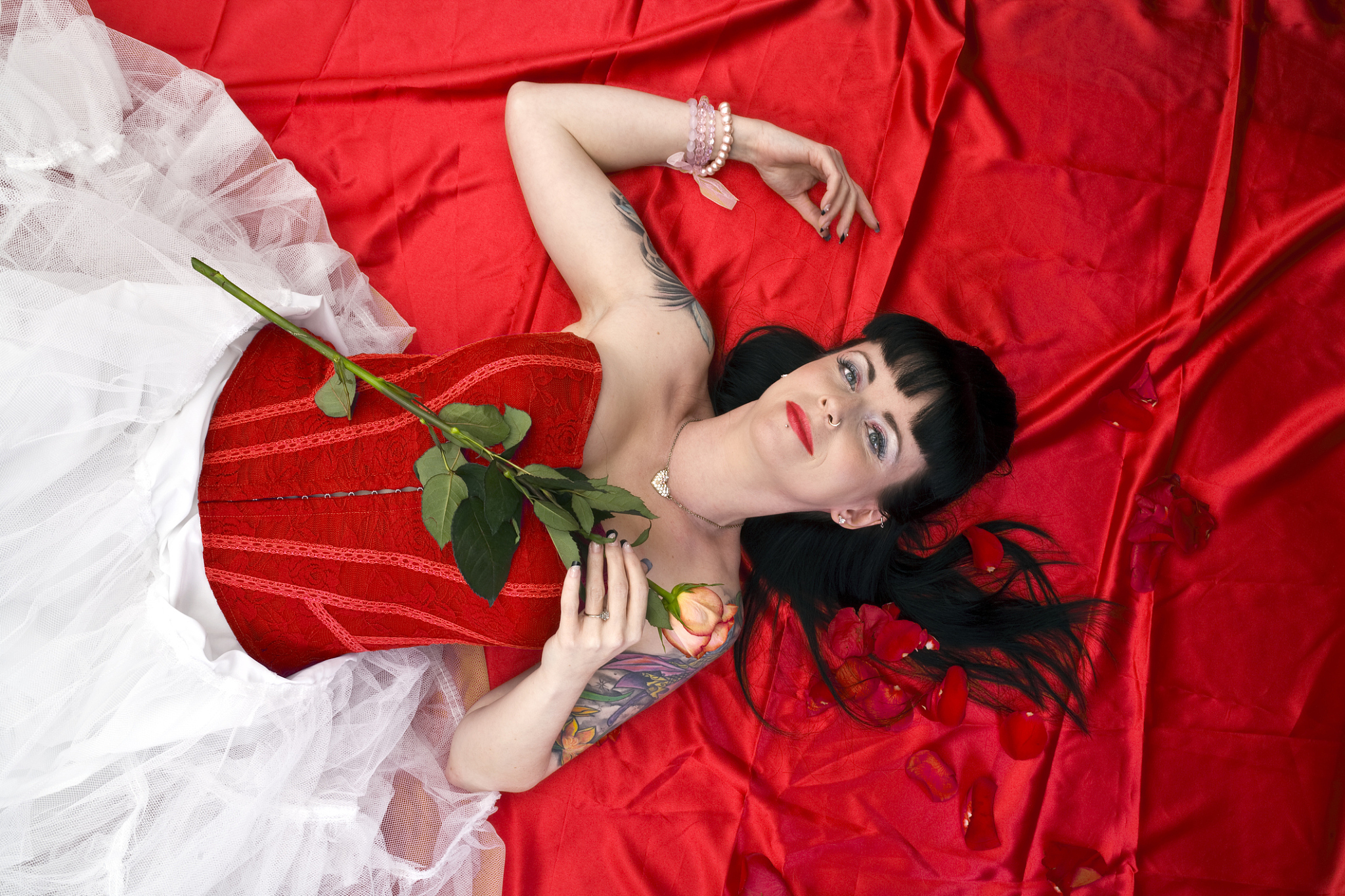 写一句形容红衣女子美丽的诗