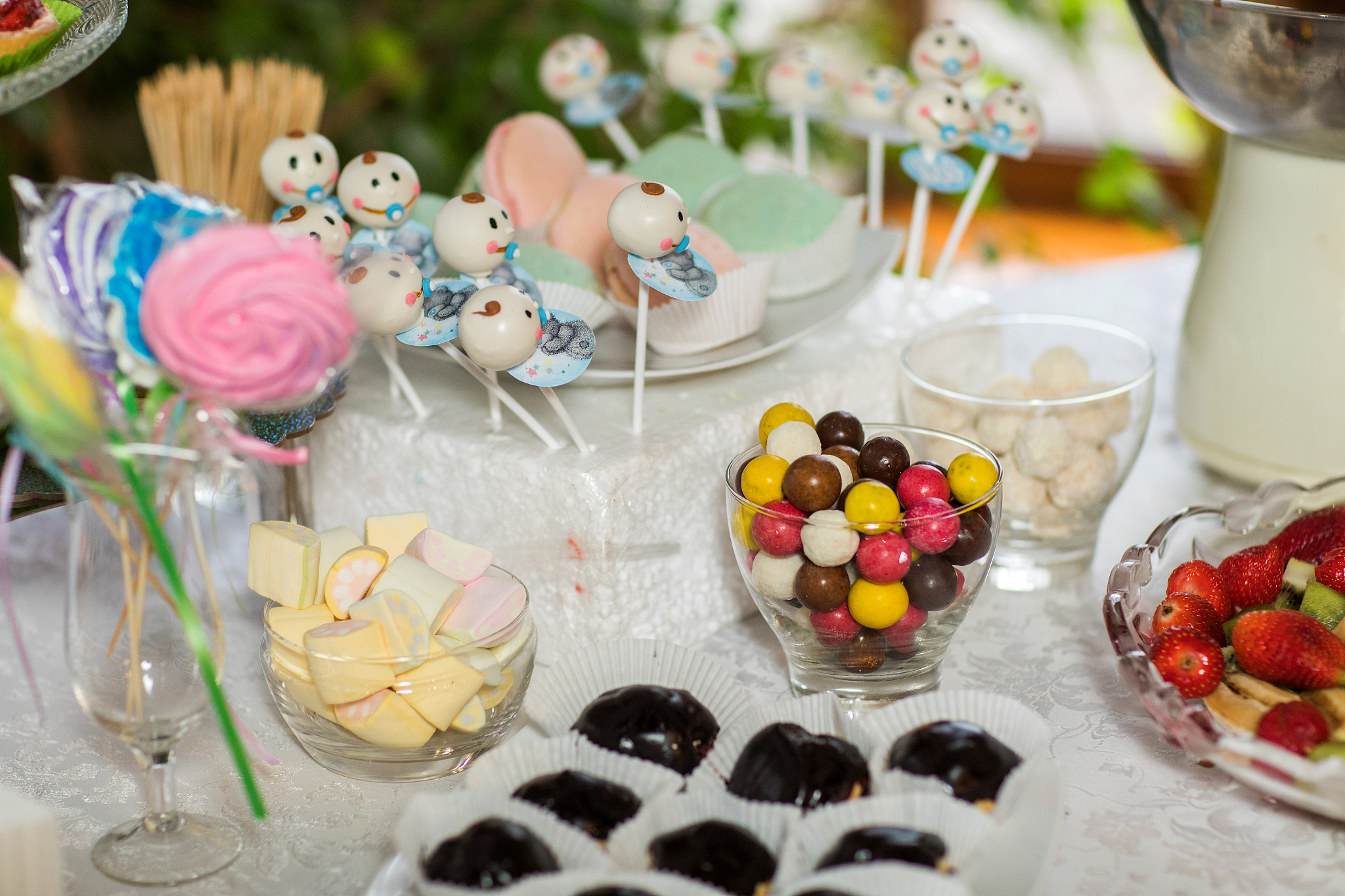 DIY甜品屋是一种创新性的产品旨在让客户能够亲手制作自己喜欢的甜点并享受到亲手制作的乐趣。我们提供一系列DIY甜品材料和工具帮助客户制作自己喜欢的甜点包括饼干、蛋糕、巧克力、冰淇淋等。详细展开讲一讲谢谢啊。分点啊。谢谢啊。