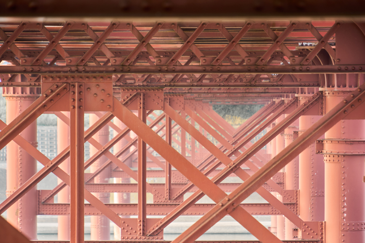 论述格构式轴心受力构件的截面组成及其设计特点