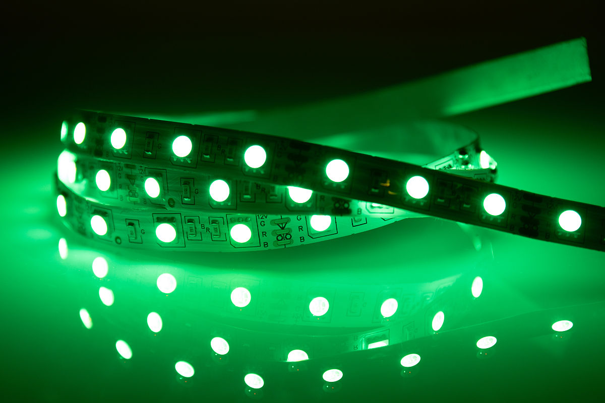 LED 칩의 일반적인 패키징 공정은 웨이퍼에 형성된 칩의 양부를 검사하는 웨이퍼 검사 공정 웨이퍼를 절단하여 낱개로 분리된 칩을 리드 프레임lead frame에 부착시키는 다이 본딩die bonding 공정 다이에 구비된 접촉 패드와 리드 프레임의 리드를 와이어로 연결시키는 와이어 본딩wire bonding 공정 다이의 내부회로와 그 외의 구성 부품을 보호