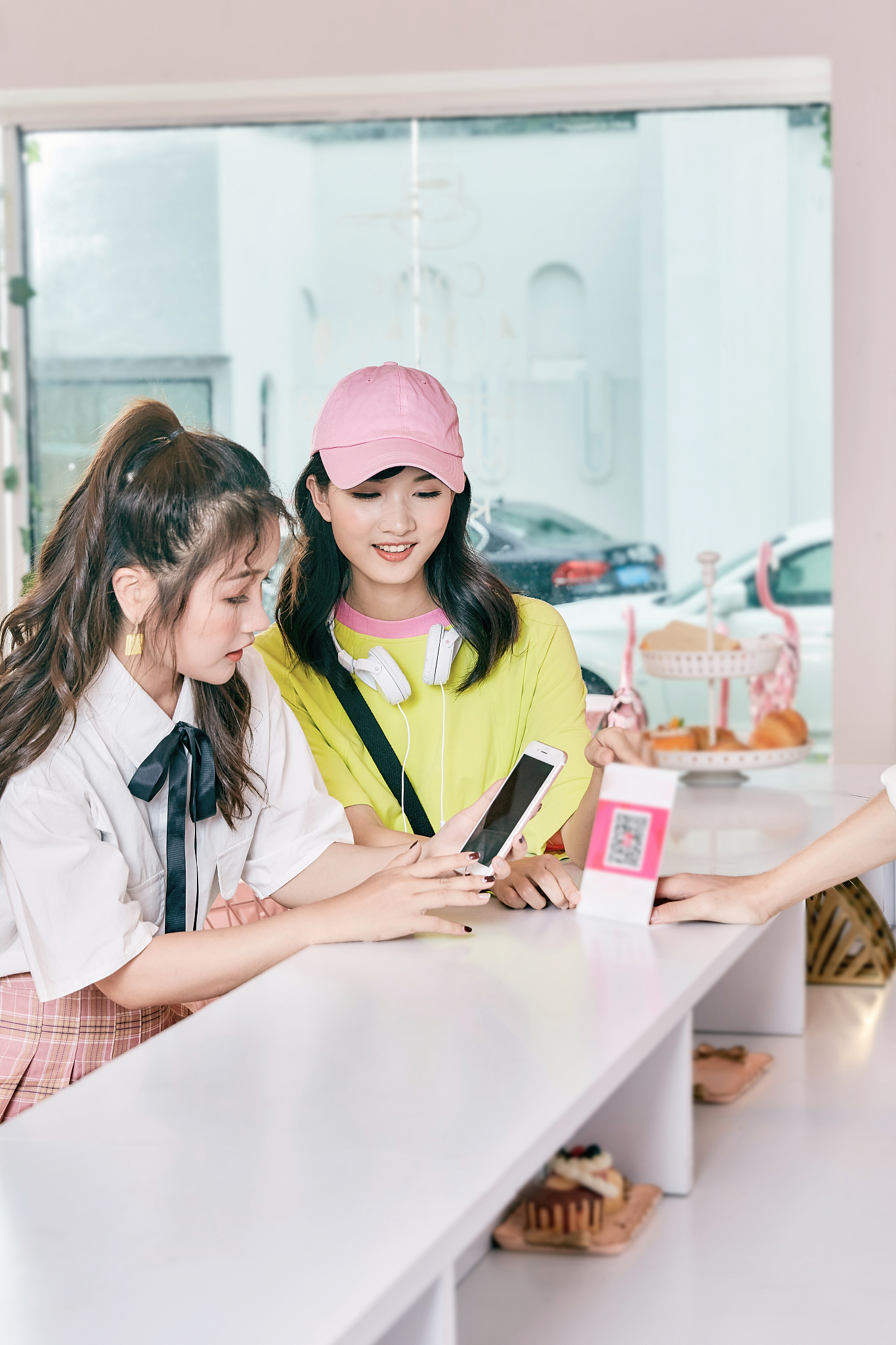 在蛋糕店购物的年轻女生