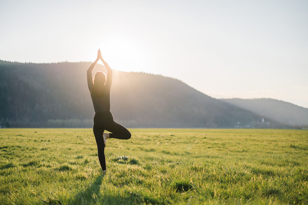 写一篇关于自律早起的文章早起一般写作运动冥想语言生动活泼有故事性包括早起的好处及如何通过早起改变自己的人生的。