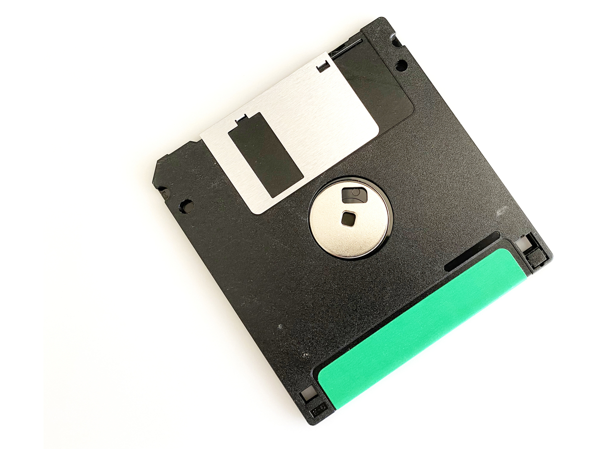 你好您好！有什么可以帮到您呢？psp2000的内存卡是什么PSP2000使用的内存卡是Sony Memory Stick PRO Duo它是一种闪存存储卡可用于存储游戏、音乐、视频和其他文件。可以使用tf卡代替吗