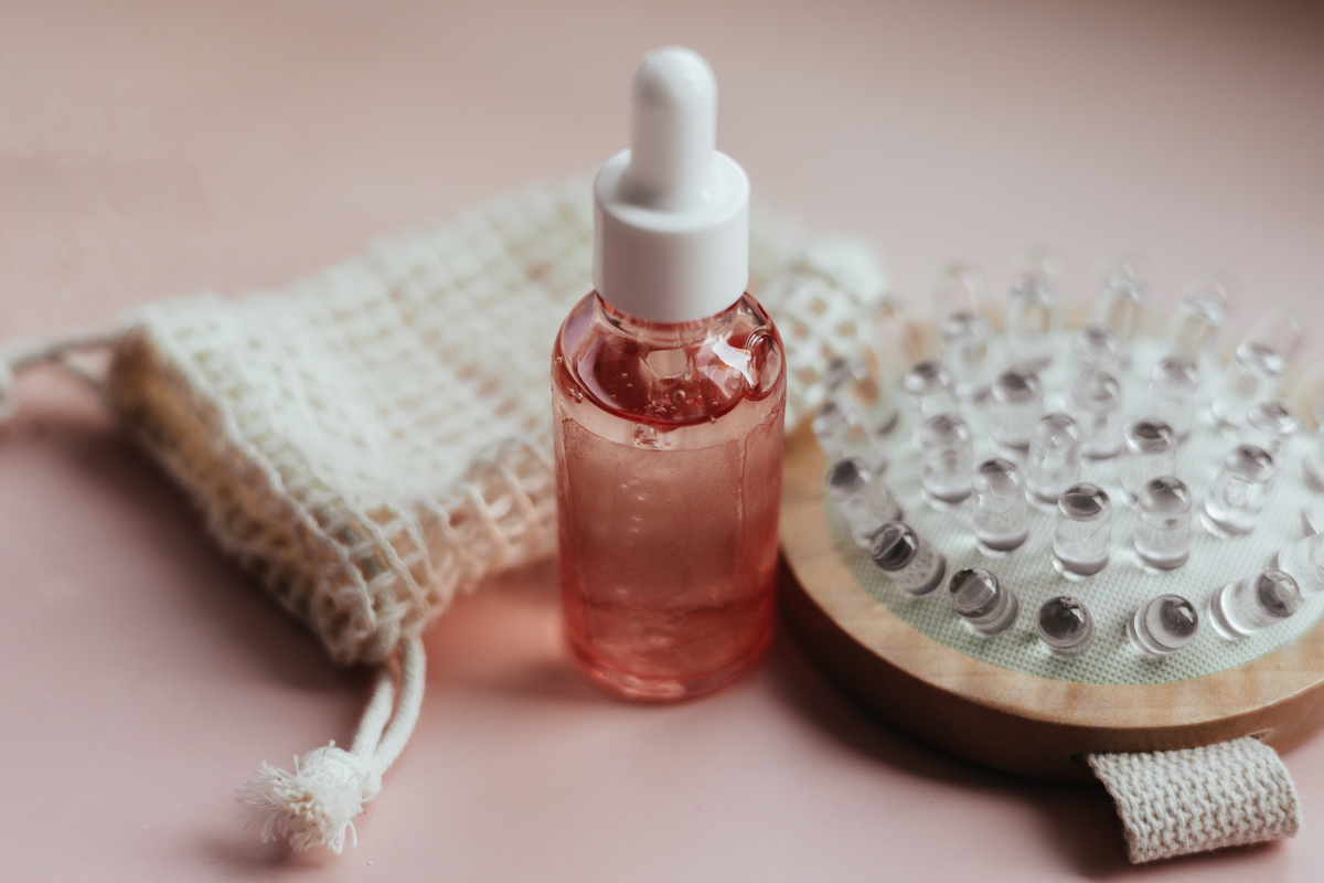 给我10条面部精华油的创意广告文案产品持有馥郁的自然玫瑰香氛产品功效是柔滑肌肤绽放肌肤弹润紧致自然光泽