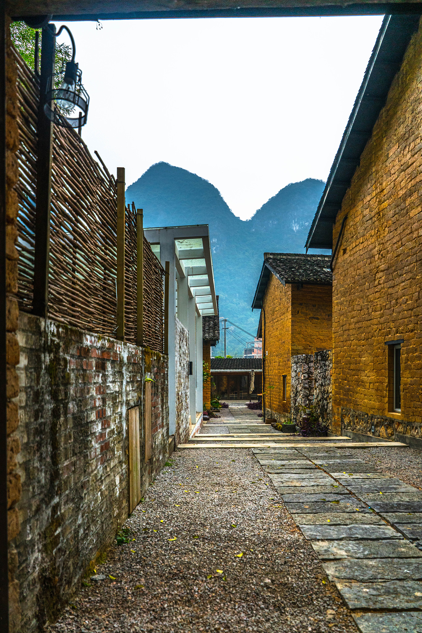 弥勒军校路鸿福沙发家具厂附近有哪些民宿帮我用200字详细描述