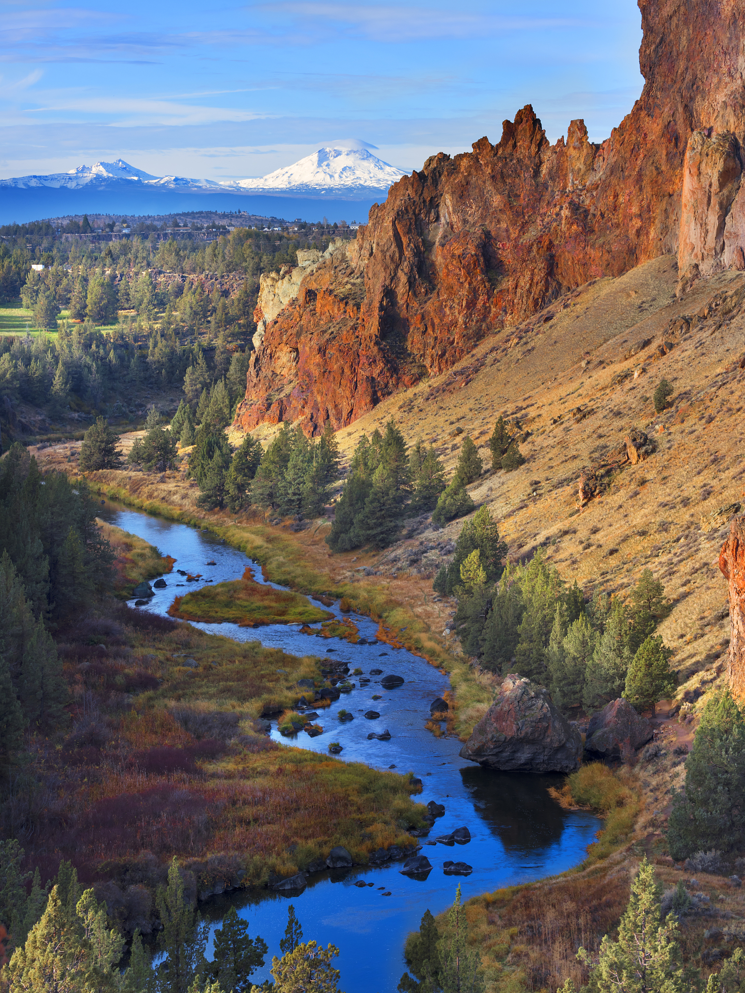 Yellowstone National Park: Geysers, Hot Springs, and Wildlife - A Must-See Destination