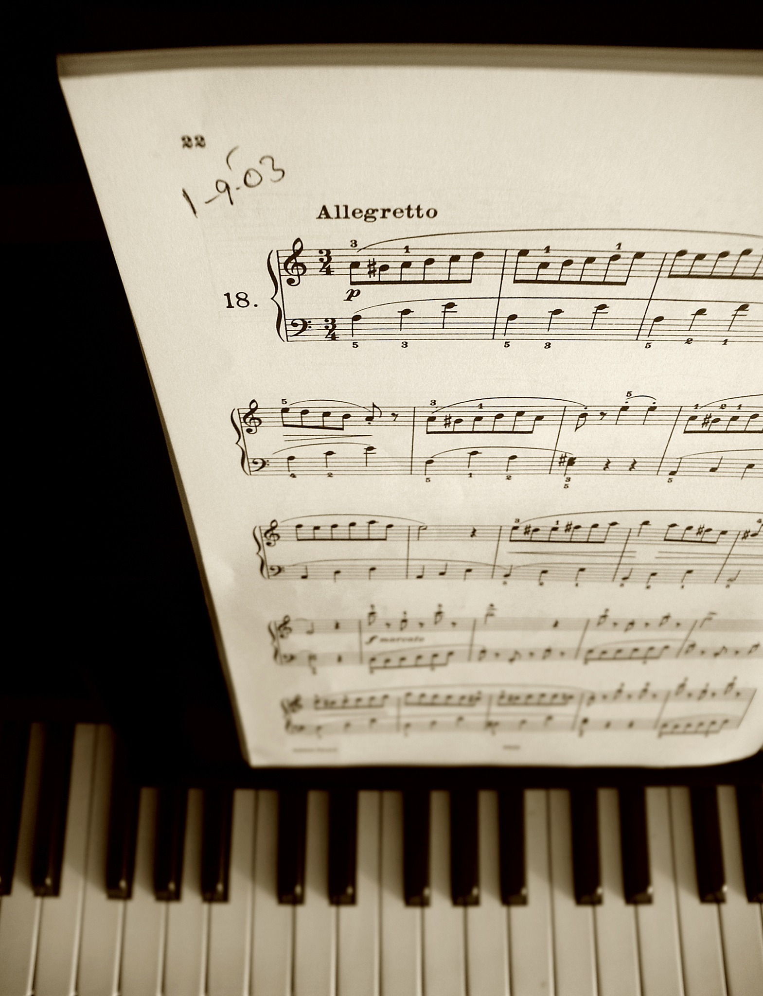 钢琴即兴伴奏难度解析：音乐风格、题材情感与曲目复杂度